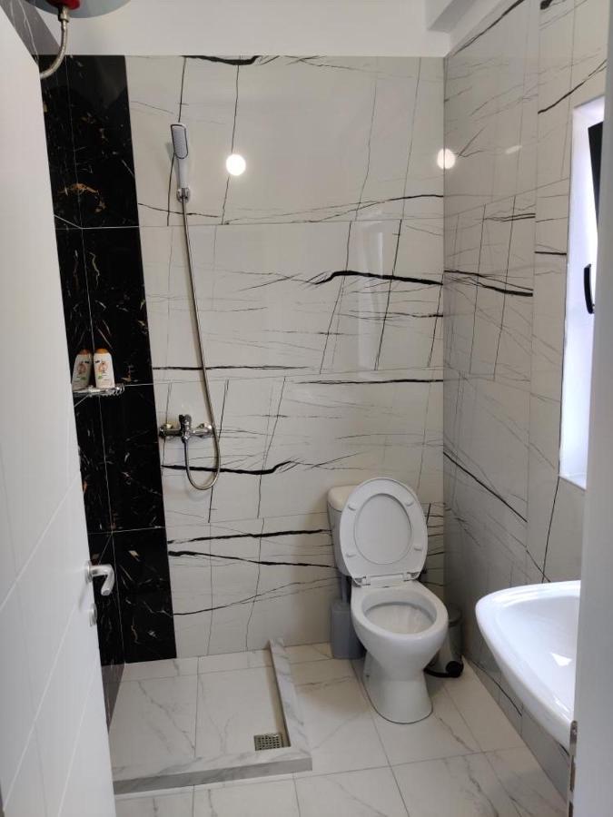 Unique Hotel Gramsh Bagian luar foto